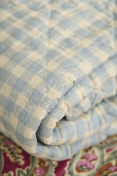 Quilt *HELLBLAU MIT KLEINEN NATURFARBIGEN KAROS* Ib Laursen – Bild 2